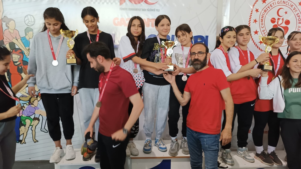 Spor Tırmanışı Yıldızlar Kız Takımı Gaziantep il 3'üncüsü  Mete Uygun Ortaokulu
